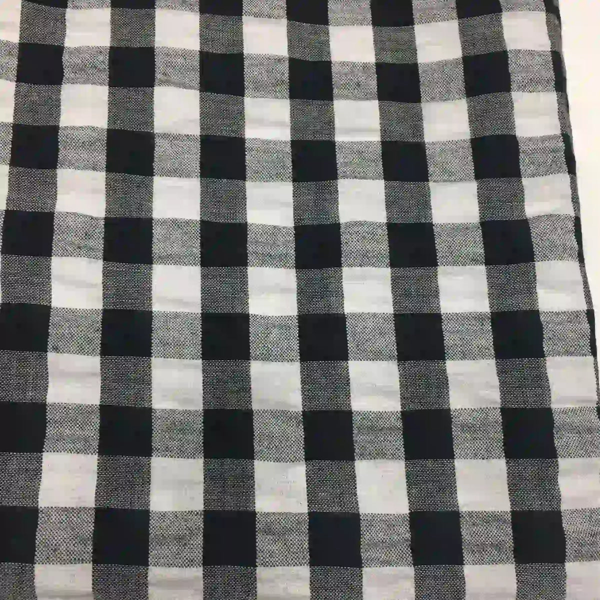 Découvrez le tissu seersucker à carreaux de Longan Craft France : motif vichy noir et blanc, léger, idéal pour vêtements d'été. Vendu au mètre.
