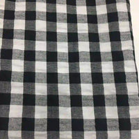Découvrez le tissu seersucker à carreaux de Longan Craft France : motif vichy noir et blanc, léger, idéal pour vêtements d'été. Vendu au mètre.