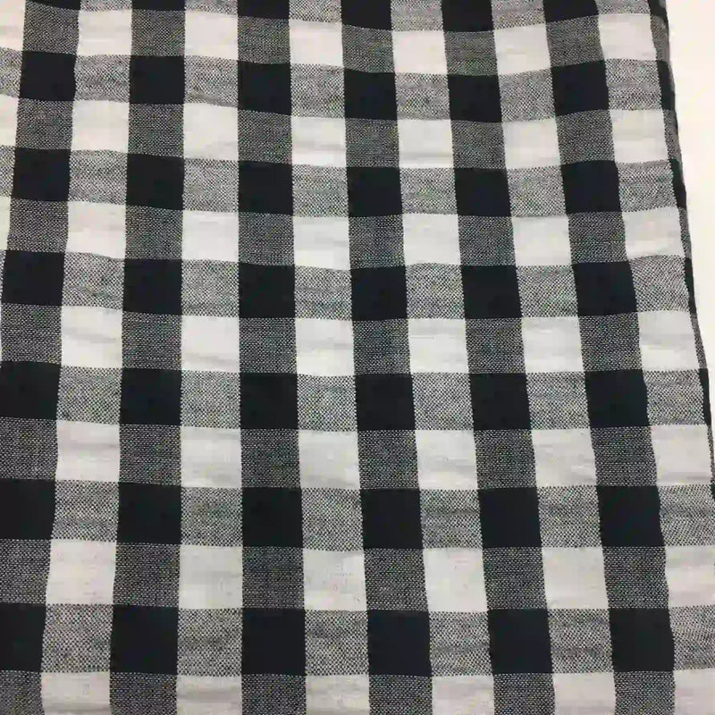 Découvrez le tissu seersucker à carreaux de Longan Craft France : motif vichy noir et blanc, léger, idéal pour vêtements d'été. Vendu au mètre.