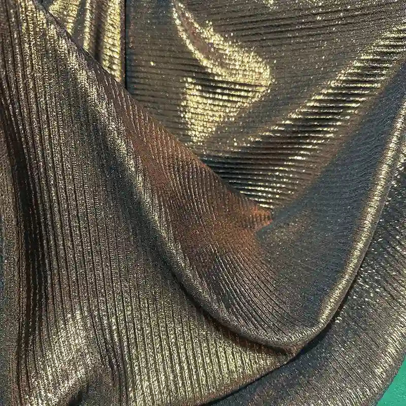 Découvrez Tissu lamé plissé au mètre de Longan Craft France-un tissu polyester extensible à effet métallique or et bronze, parfait pour couture, robes DIY ou artisanat. Sa texture plissée et brillante capte la lumière pour une allure élégante.