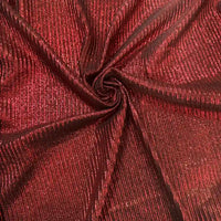 Un gros plan sur le tissu lamé plissé au mètre de Longan Craft France met en valeur son polyester rouge métallisé, nervuré et chatoyant, agencé selon un motif tourbillonnant qui reflète magnifiquement la lumière. Il est idéal pour la couture, les robes DIY et l'artisanat.