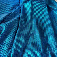 Gros plan sur le Tissu lamé plissé au mètre de Longan Craft France - polyester brillant, côtelé et extensible avec effet métallique. La lumière met en valeur les lignes texturées, ajoutant de l'élégance à ce tissu pour la couture, les peignoirs DIY et l'artisanat.