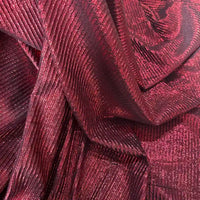 Gros plan sur le Tissu lamé plissé au mètre de Longan Craft France, un textile de polyester rouge brillant aux reflets métalliques et aux plis diagonaux, idéal pour la couture, les robes DIY et l'artisanat.