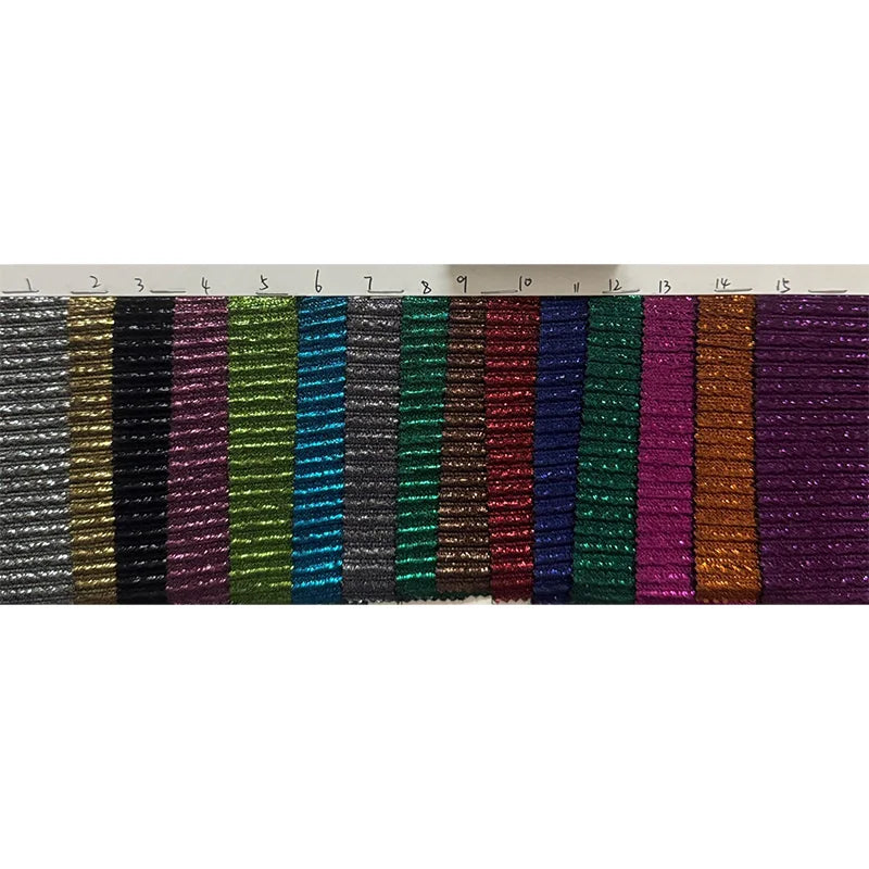 Une rangée de 15 fils métalliques, étiquetés de 1 à 15, dans des couleurs comme l'argent, l'or, le noir, le rose, le vert et le bleu - idéal pour embellir le Tissu lamé plissé au mètre de Longan Craft France pour la couture, les robes DIY et l'artisanat.