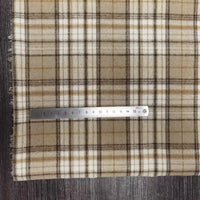 Le Tissu flanelle à carreaux polyester-coton au mètre de Longon Craft France, matière confortable pour l'automne et idéale pour vêtements bébé, est présenté sur bois foncé avec une règle de 20 cm posée dessus.