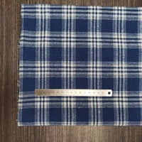 Découvrez le Tissu flanelle à carreaux polyester-coton au mètre de Longon Craft France, un tissu doux à carreaux bleus et blancs, idéal pour les projets de vêtements d'automne ou de bébé.