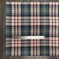 A piece of Longon Craft France tissu flanelle à carreaux polyester-coton, idéal pour l'automne et la couture de vêtements bébé, is posé sur une surface grise avec une règle de 20 cm placée au centre.
