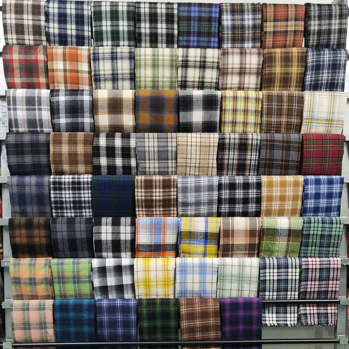 Découvrez le tissu flanelle à carreaux polyester-coton Longon Craft France, vendu au mètre : une matière confortable idéale pour l'automne et parfaite pour coudre des vêtements bébé aux motifs variés.