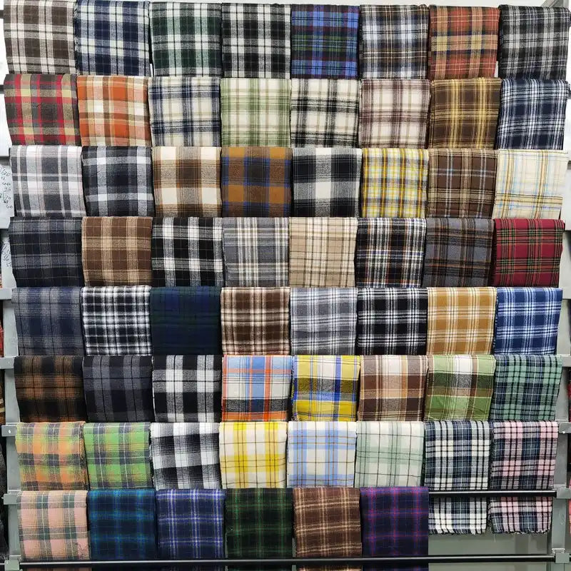 Découvrez le tissu flanelle à carreaux polyester-coton Longon Craft France, vendu au mètre : une matière confortable idéale pour l'automne et parfaite pour coudre des vêtements bébé aux motifs variés.