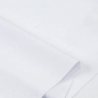Un gros plan montre deux feuilles de Popeline polyester-coton au mètre de Longan Craft France, l'une chevauchant légèrement l'autre sur un fond blanc. Ce doux et respirant tissu popeline uni est idéal pour les peignoirs, chemises et langes.