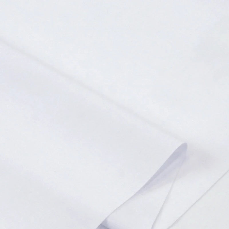 Un gros plan montre deux feuilles de Popeline polyester-coton au mètre de Longan Craft France, l'une chevauchant légèrement l'autre sur un fond blanc. Ce doux et respirant tissu popeline uni est idéal pour les peignoirs, chemises et langes.