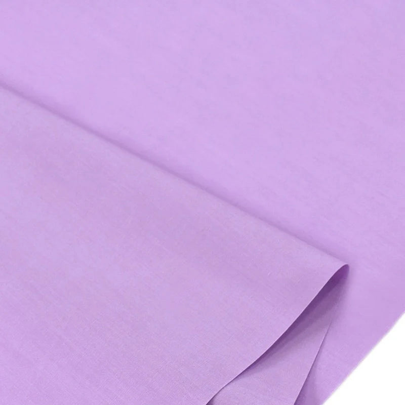 Gros plan sur le Popeline polyester-coton au mètre de Longan Craft France, une popeline unie douce et respirante à la texture lisse, légère et résistante, parfaite pour la confection de peignoirs, de chemises et de langes.