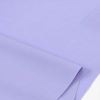 Gros plan sur deux feuilles superposées de Popeline polyester-coton au mètre de Longan Craft France, un tissu popeline lisse, doux et respirant, idéal pour les robes, les chemises et les nappes.