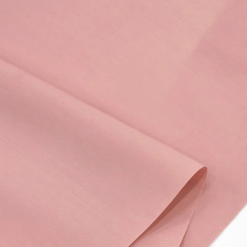 Découvrez le Popeline polyester-coton au mètre de Longan Craft France : un tissu popeline doux et respirant à armure toile, idéal pour robes, chemises et nappes grâce à sa douceur, durabilité et belle texture uniforme.