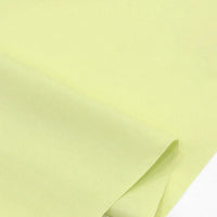 Gros plan sur des feuilles superposées de Popeline polyester-coton au mètre de Longan Craft France, un doux et respirant tissu popeline uni à armure toile, parfait pour les peignoirs, chemises et langes.