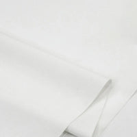 Gros plan sur Popeline polyester-coton au mètre de Longan Craft France, un doux et respirant tissu popeline uni à armure toile, parfait pour robes, chemises et nappes, montrant sa texture lisse et surface propre.