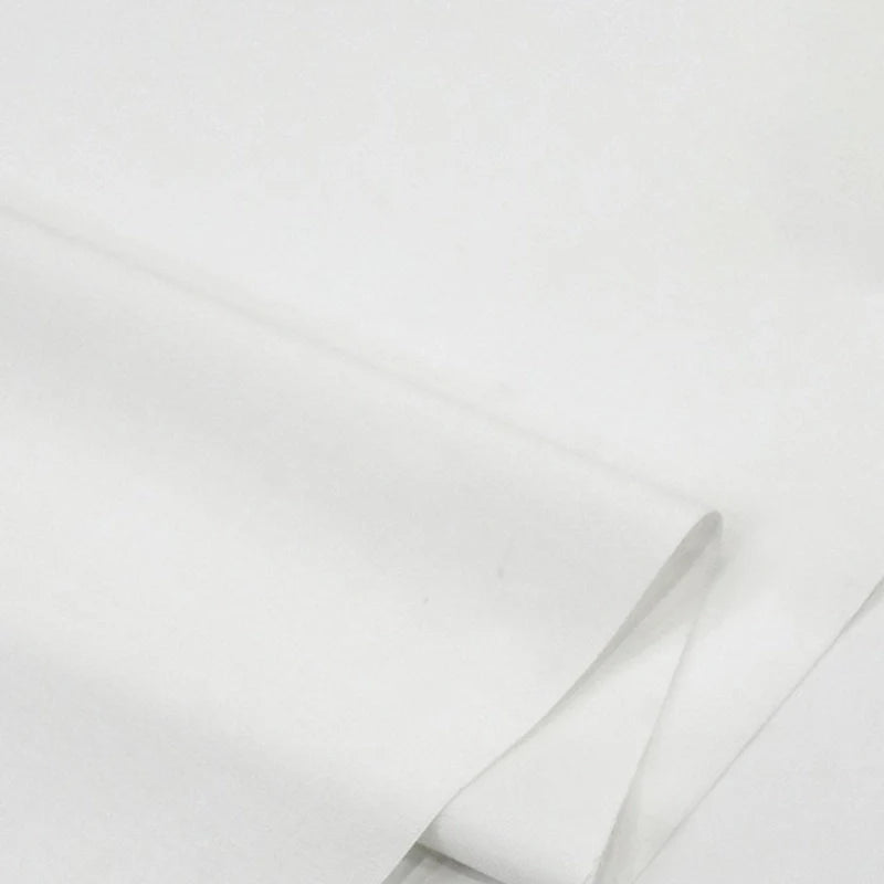 Gros plan sur Popeline polyester-coton au mètre de Longan Craft France, un doux et respirant tissu popeline uni à armure toile, parfait pour robes, chemises et nappes, montrant sa texture lisse et surface propre.