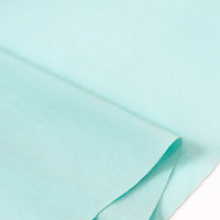 Un gros plan du Popeline polyester-coton au mètre de Longan Craft France montre sa texture douce et légère et sa toile d'armure respirante, parfaite pour les peignoirs, les chemises ou les couches.