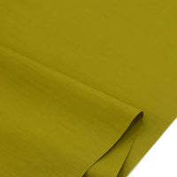 Un gros plan du tissu popeline polyester-coton au mètre de Longan Craft France montre sa texture lisse et mate de couleur vert olive-un tissu popeline doux et respirant à armure toile, idéal pour robes, chemises ou nappes.