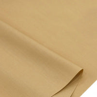 Gros plan sur la popeline polyester-coton au mètre de Longan Craft France, un doux et respirant tissu uni à armure toile, présentée partiellement pliée - idéale pour les peignoirs, chemises et langes.