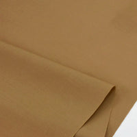 Un gros plan de deux pièces de Popeline polyester-coton au mètre de Longan Craft France, l'une pliée sur l'autre, met en évidence la texture lisse et la finition mate de ce doux et respirant tissu popeline uni pour les peignoirs, les chemises et les couches.