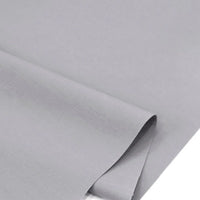 Gros plan sur Popeline polyester-coton au mètre de Longan Craft France, un doux et respirant tissu uni à armure toile, léger gris, parfait pour robes, chemises ou nappes et idéal pour vêtements ou décoration intérieure.