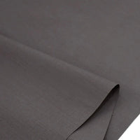 Gros plan sur Popeline polyester-coton au mètre de Longan Craft France, une popeline lisse, mate et respirante, soigneusement pliée - idéale pour les peignoirs, les chemises, les nappes ou la décoration intérieure.