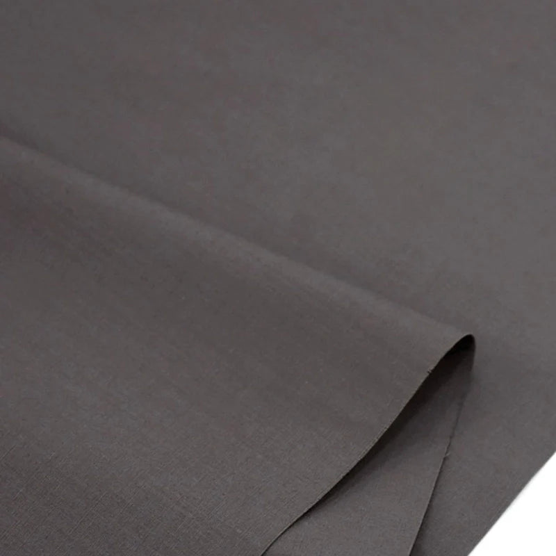 Gros plan sur Popeline polyester-coton au mètre de Longan Craft France, une popeline lisse, mate et respirante, soigneusement pliée - idéale pour les peignoirs, les chemises, les nappes ou la décoration intérieure.