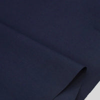 Gros plan sur Popeline polyester-coton au mètre de Longan Craft France, un doux et respirant tissu popeline uni à armure toile, idéal pour les peignoirs, chemises et langes avec sa texture lisse et sa couleur bleu marine profonde.