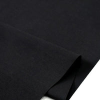 Gros plan sur la popeline polyester-coton au mètre de Longan Craft France, un tissu popeline uni, doux et respirant, idéal pour les robes, les chemises et les nappes. Le tissu est montré partiellement plié sur une surface plane.