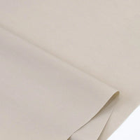 Gros plan sur deux pièces superposées de Popeline polyester-coton au mètre de Longan Craft France, posées à plat pour montrer leur texture lisse et douce et leurs bords soigneusement pliés. Idéal pour robes, chemises et nappes.