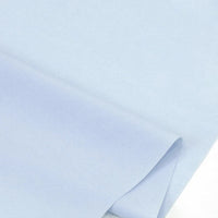 Gros plan sur Popeline polyester-coton au mètre de Longan Craft France, un tissu popeline uni à armure toile doux et respirant, partiellement plié pour montrer sa texture lisse et durable - idéal pour les peignoirs, chemises et langes.