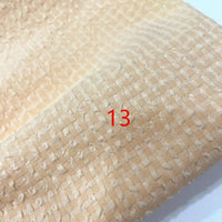 Un gros plan du polyester seersucker à carreaux vichy au mètre de Longan Craft France montre son motif texturé, beige clair et quadrillé. Le chiffre 13 en rouge est imprimé au centre de l'image.