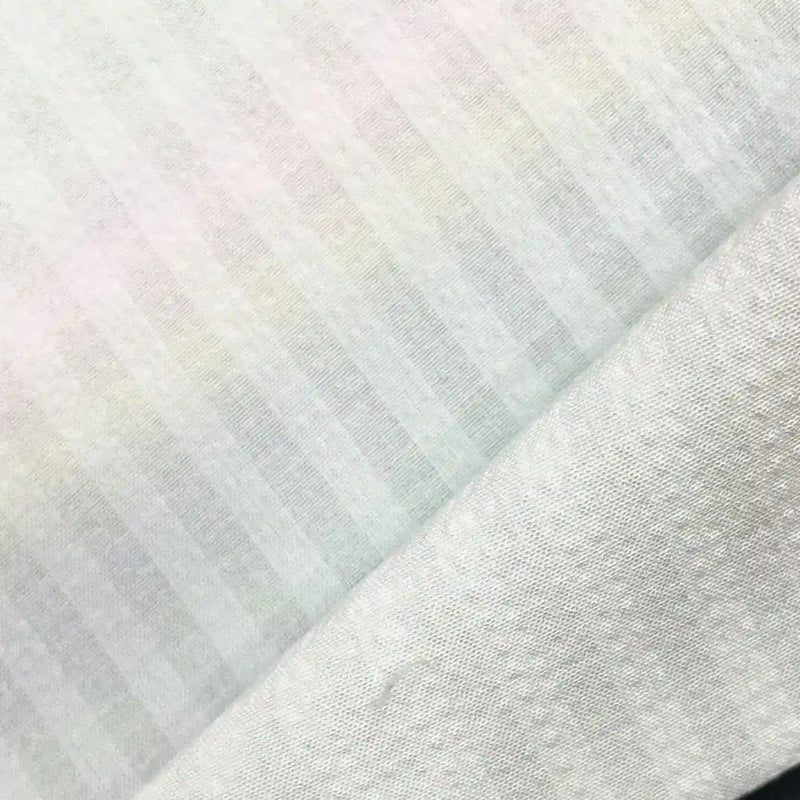 Gros plan sur le Seersucker à larges rayures au mètre de Longan Craft France, un tissu de chemise vintage en polyester arc-en-ciel, doux et aéré, aux rayures verticales subtiles et au bord plié texturé, idéal pour les chemises d'été.