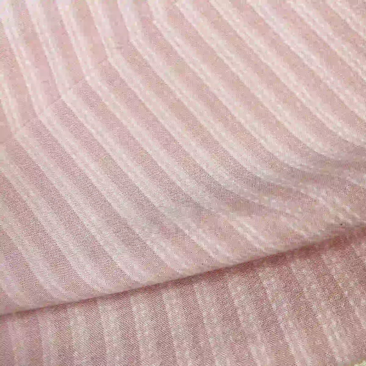 Gros plan sur le Seersucker à larges rayures au mètre de Longan Craft France, un seersucker en polyester de style vintage avec de subtiles rayures diagonales et horizontales - parfait pour les chemises ou la décoration intérieure.