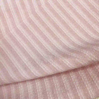 Gros plan sur le Seersucker à larges rayures au mètre de Longan Craft France, un seersucker en polyester de style vintage avec de subtiles rayures diagonales et horizontales - parfait pour les chemises ou la décoration intérieure.