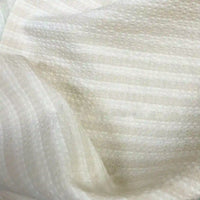 Gros plan sur le Seersucker à larges rayures au mètre de Longan Craft France, un seersucker de polyester doux et respirant, aux rayures et à la texture subtiles, idéal pour la décoration intérieure ou les chemises de style vintage.