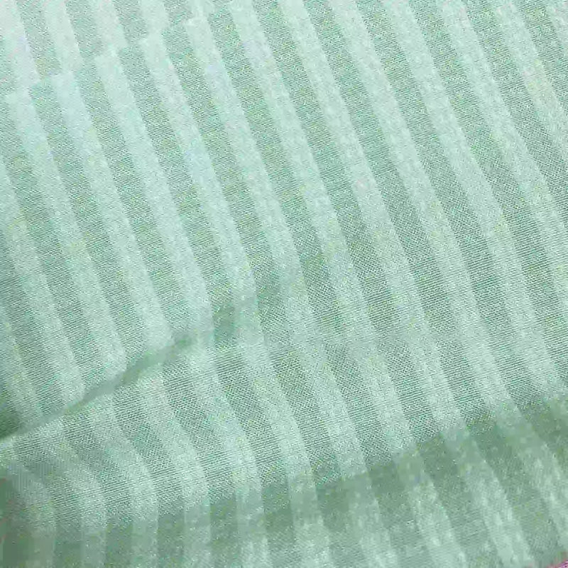 Un gros plan du Seersucker à larges rayures au mètre de Longan Craft France montre un seersucker en polyester vert clair avec des rayures plus claires régulièrement espacées, offrant un aspect doux et texturé - idéal pour la décoration intérieure ou les chemises vintage.
