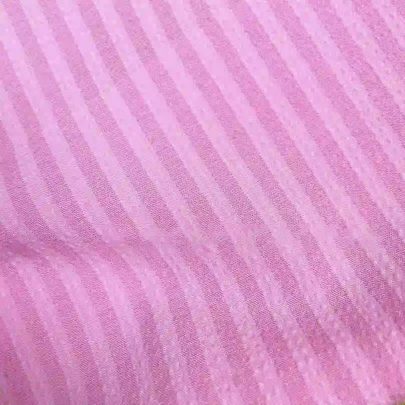 Gros plan sur le Seersucker à larges rayures au mètre de Longan Craft France, un seersucker vintage en polyester aux rayures rose clair et rose foncé alternées. Sa texture légèrement ondulée et respirante est idéale pour la décoration intérieure.