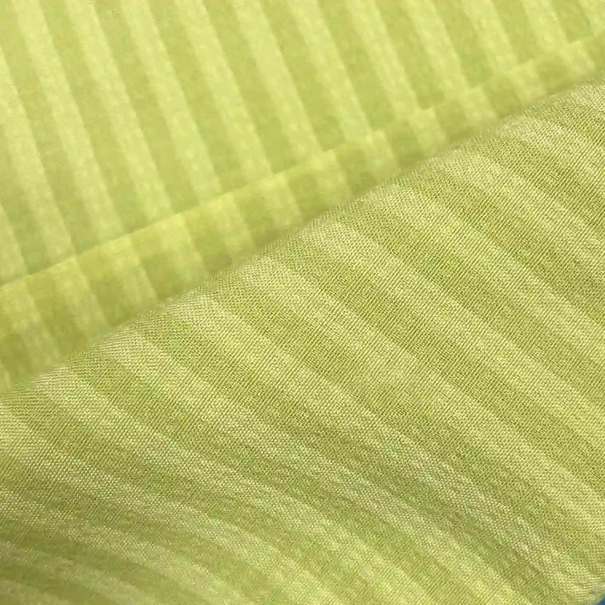 Gros plan sur deux pièces superposées de Seersucker à larges rayures au mètre de Longan Craft France, montrant un tissu polyester fin et légèrement transparent avec de subtiles rayures verticales et diagonales - idéal pour la décoration intérieure ou les chemises vintage.