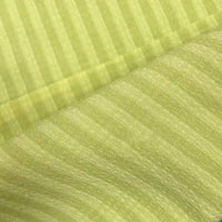 Gros plan sur deux pièces superposées de Seersucker à larges rayures au mètre de Longan Craft France, montrant un tissu polyester fin et légèrement transparent avec de subtiles rayures verticales et diagonales - idéal pour la décoration intérieure ou les chemises vintage.