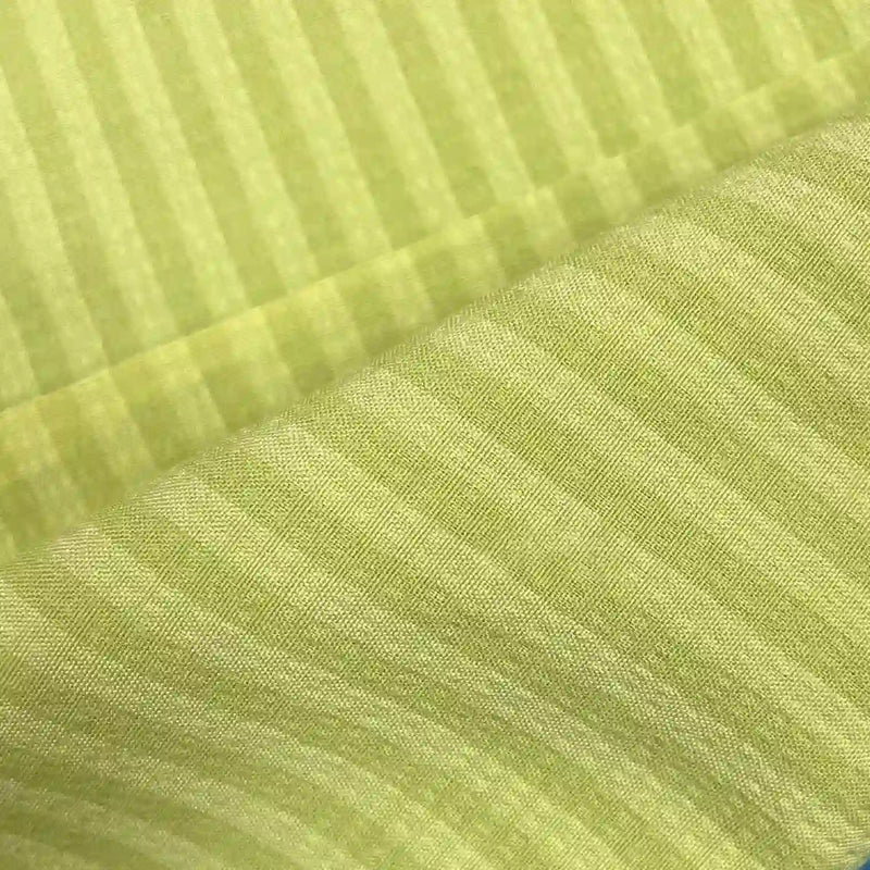 Gros plan sur deux pièces superposées de Seersucker à larges rayures au mètre de Longan Craft France, montrant un tissu polyester fin et légèrement transparent avec de subtiles rayures verticales et diagonales - idéal pour la décoration intérieure ou les chemises vintage.