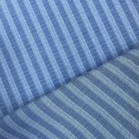 Gros plan sur le Seersucker à larges rayures au mètre de Longan Craft France en bleu et blanc, composé de polyester seersucker vintage avec des rayures verticales diagonales - idéal pour les décors modernes et aérés ou les chemises élégantes.