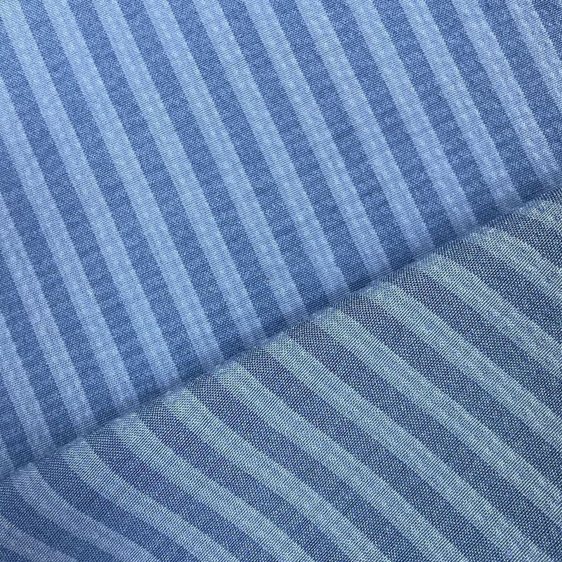 Gros plan sur le Seersucker à larges rayures au mètre de Longan Craft France en bleu et blanc, composé de polyester seersucker vintage avec des rayures verticales diagonales - idéal pour les décors modernes et aérés ou les chemises élégantes.