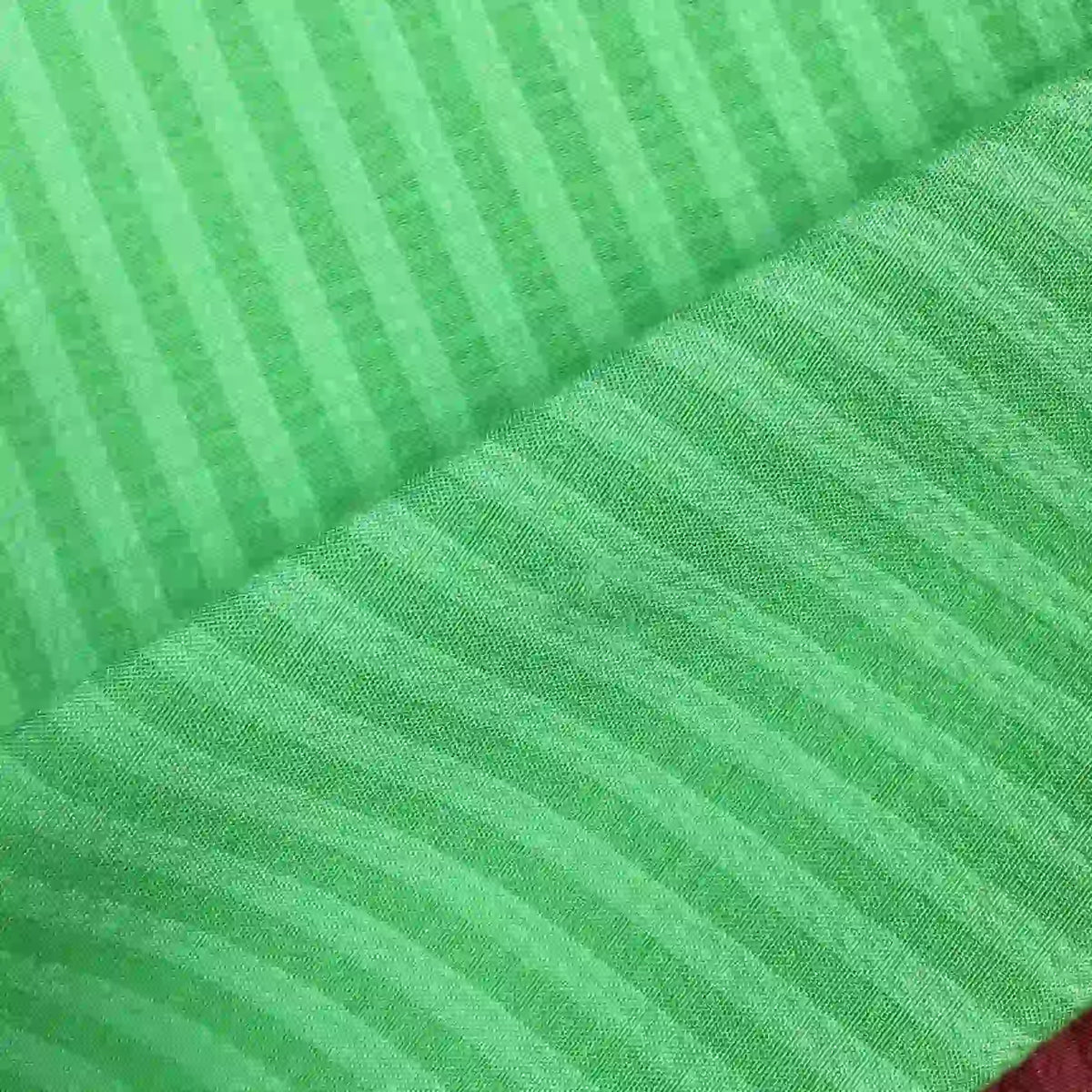 Gros plan sur le Seersucker à larges rayures au mètre de Longan Craft France, un seersucker vintage en polyester aux rayures horizontales et verticales audacieuses - partie supérieure définie, partie inférieure plus douce - idéal pour la décoration intérieure ou la confection de chemises.