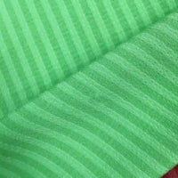 Gros plan sur le Seersucker à larges rayures au mètre de Longan Craft France, un seersucker vintage en polyester aux rayures horizontales et verticales audacieuses - partie supérieure définie, partie inférieure plus douce - idéal pour la décoration intérieure ou la confection de chemises.
