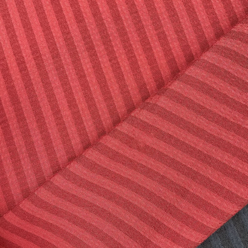 Gros plan sur le Seersucker à larges rayures au mètre de Longan Craft France en rouge, avec des rayures diagonales rouge foncé. Le tissu seersucker léger est plié, avec un soupçon de gris foncé visible dans le coin inférieur droit.