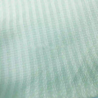 Gros plan sur le Seersucker à larges rayures au mètre de Longan Craft France, un seersucker bleu clair en polyester avec des rayures verticales - idéal comme tissu léger décoration intérieure ou chemise vintage.