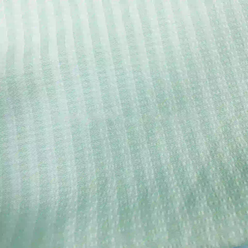 Gros plan sur le Seersucker à larges rayures au mètre de Longan Craft France, un seersucker bleu clair en polyester avec des rayures verticales - idéal comme tissu léger décoration intérieure ou chemise vintage.