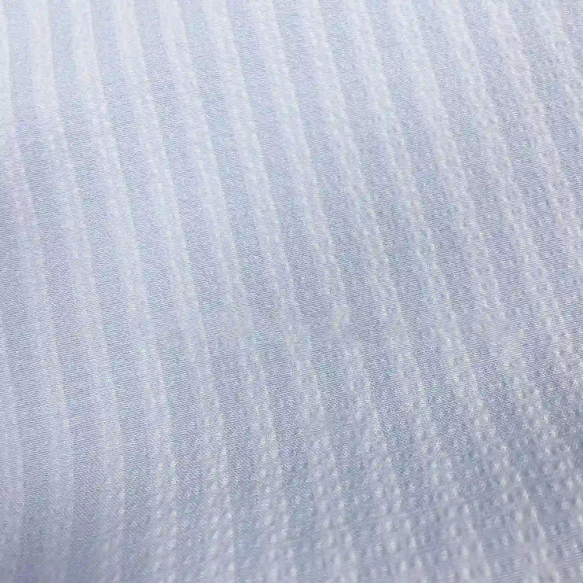 Gros plan sur le Seersucker à larges rayures au mètre de Longan Craft France, un tissu seersucker en polyester arc-en-ciel de style vintage, à la surface texturée et aux reflets subtils, idéal pour les chemises ou la décoration intérieure.